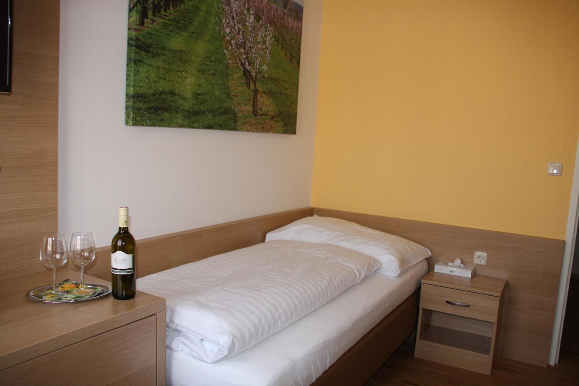 Weinhotel Rieder Poysdorf Exteriör bild