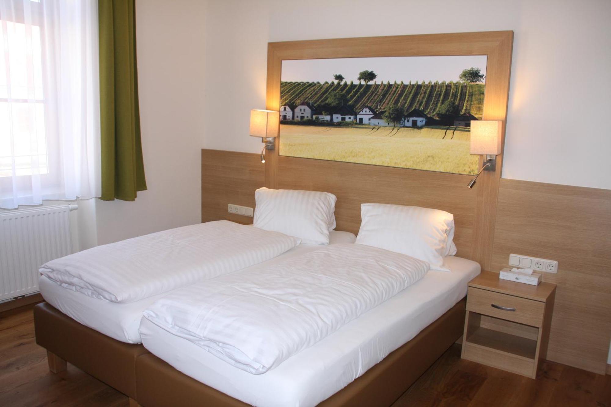 Weinhotel Rieder Poysdorf Exteriör bild