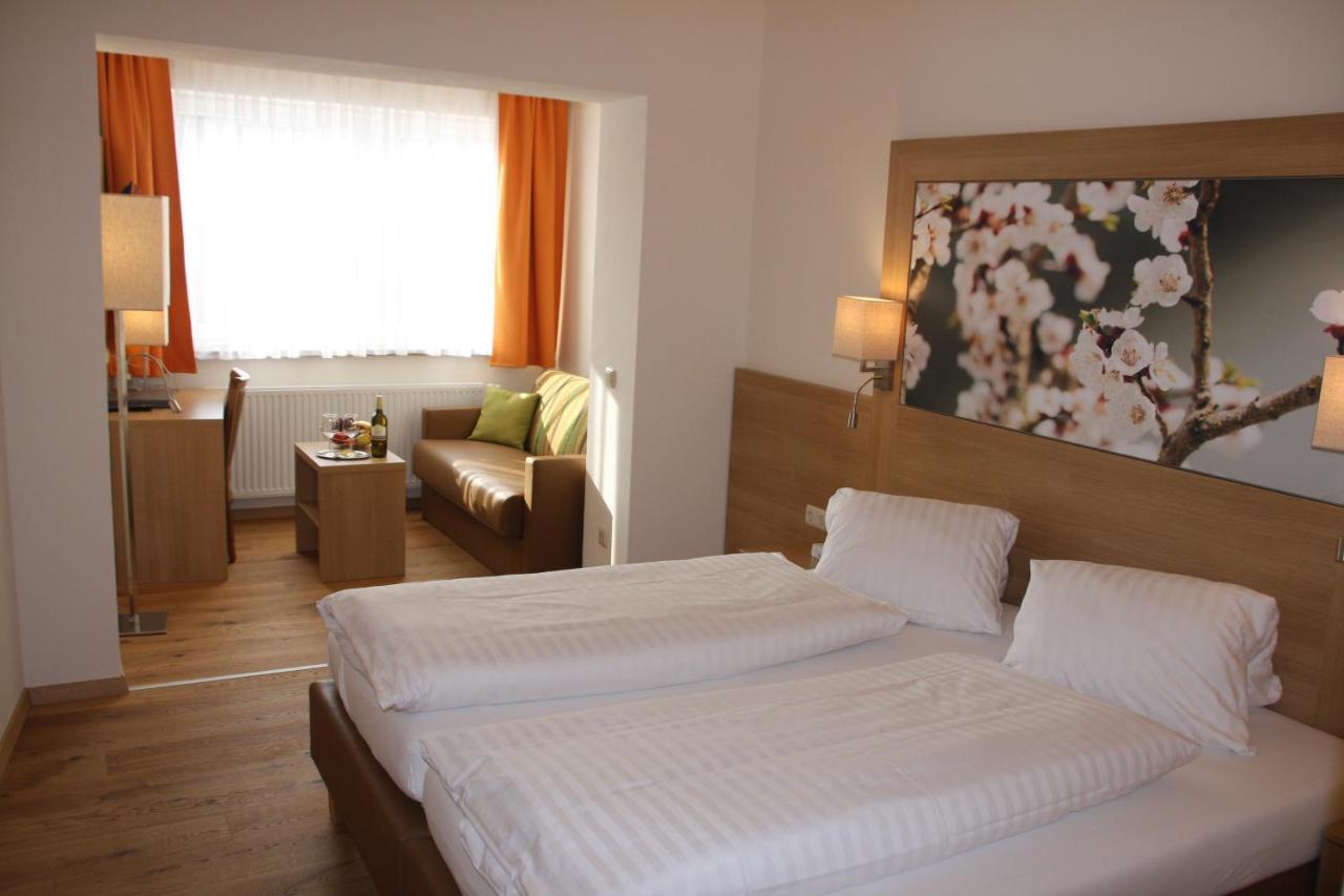 Weinhotel Rieder Poysdorf Exteriör bild